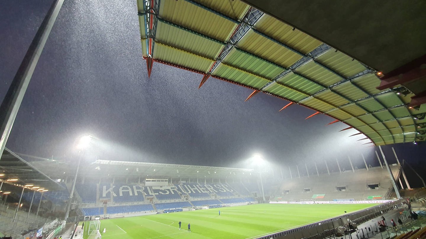 Das Stadion des Karlsruher SC im Schnee