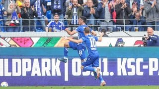 Lars Stindl vom KSC bejubelt seinen Treffer gegen Schalke 04