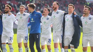 Der KSC bejubelt das 4:0 in Kaiserslautern