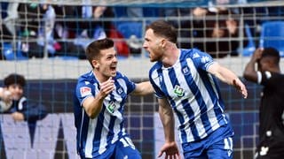 Die Karlsruher Marvin Wanitzek (li.) und Budu Zivzivadze bejubeln den Treffer zum 2:0 gegen Magdeburg