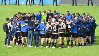 Karlsruher SC: Trainer Christian Eichner im Kreis mit seiner Mannschaft