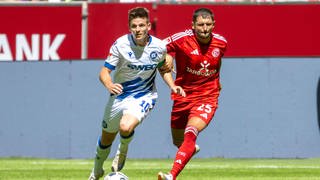 Zweikampf zwischen Marvin Wanitzek (Karlsruher SC) und Matthias Zimmermann (Fortuna Düsseldorf).