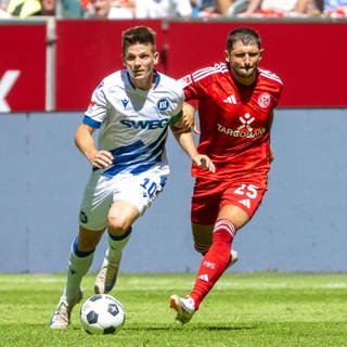 Zweikampf zwischen Marvin Wanitzek (Karlsruher SC) und Matthias Zimmermann (Fortuna Düsseldorf).