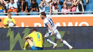 Angreifer Budu Zivzivadze vom Karlsruher SC bejubelt sein Tor zum 2:1 in Braunschweig