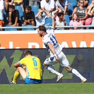 Angreifer Budu Zivzivadze vom Karlsruher SC bejubelt sein Tor zum 2:1 in Braunschweig