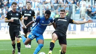 Xavier Amaechi (1. FC Magdeburg) gegen Marcel Beifus (Karlsruher). 