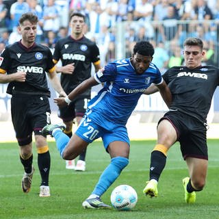 Xavier Amaechi (1. FC Magdeburg) gegen Marcel Beifus (Karlsruher). 