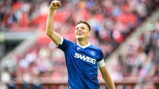 Marvin Wanitzek (Kapitän Karlsruher SC) jubelt nach einem Tor