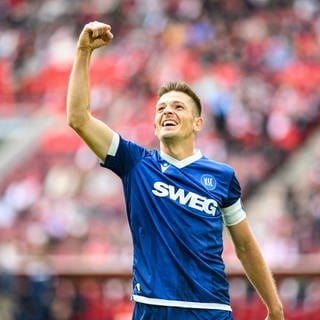 Marvin Wanitzek (Kapitän Karlsruher SC) jubelt nach einem Tor