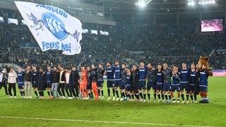 Spieler des Karlsruher SC freuen sich über den Sieg gegen den FC Schalke 04.