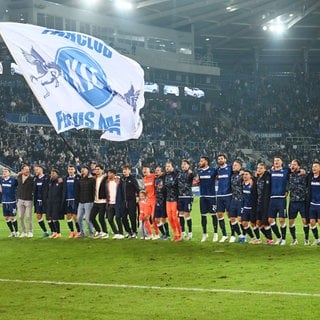 Spieler des Karlsruher SC freuen sich über den Sieg gegen den FC Schalke 04.