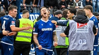 Der Karlsruher SC bejubelt den Auswärtssieg beim SSV Ulm 1846 Fußball