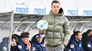 Christian Eichner mit einem Ball im Spiel bei Greuther Fürth