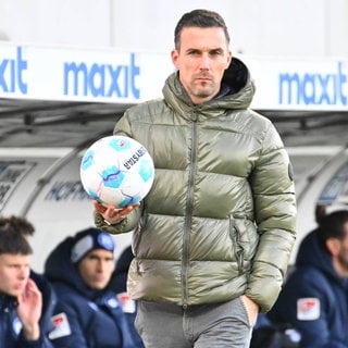 Christian Eichner mit einem Ball im Spiel bei Greuther Fürth