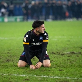 Robin Heußer (Spieler Karlsruher SC) kniet nach verschossenem Elfmeter frustiert auf dem Rasen