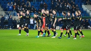 Spieler des Karlsruher SC klatschen nach dem DFB-Pokal gegen Augsburg den Fans Beifall