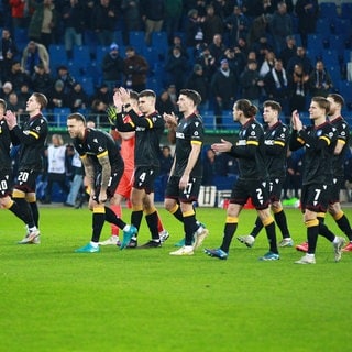 Spieler des Karlsruher SC klatschen nach dem DFB-Pokal gegen Augsburg den Fans Beifall