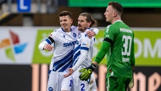 Jubel bei Spielern des KSC nach dem Sieg in Paderborn