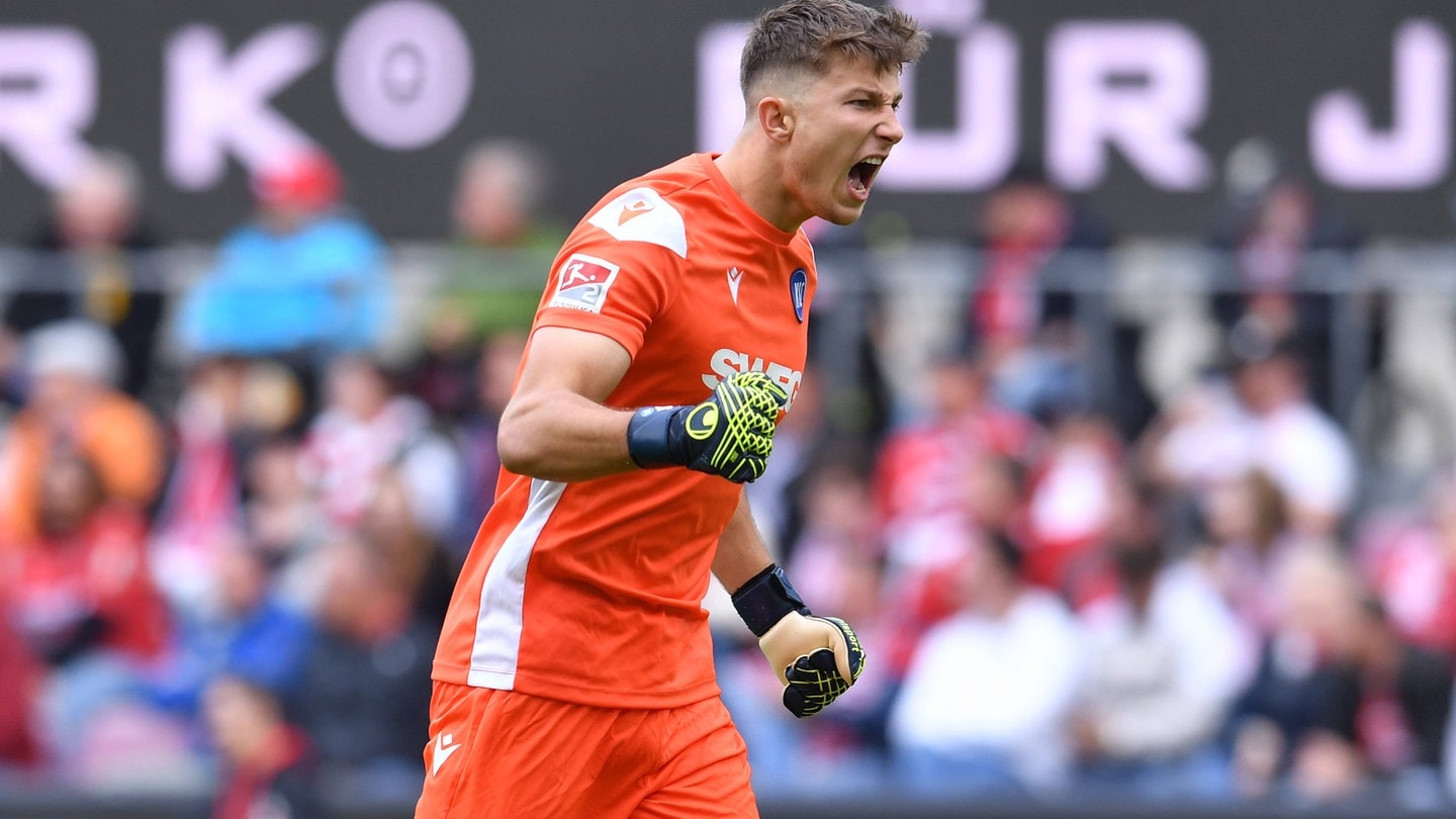 Max Weiß (Torhüter Karlsruher SC) jubelt beim Spiel gegen den 1. FC Köln