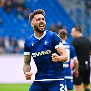 Fabian Schleusener (Karlsruher SC) jubelt nach dem Sieg gegen Magdeburg