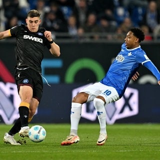 Marcel Beifus (Karlsruher SC) und Jean-Paul Boëtius (SV Darmstadt 98) im Zweikampf.