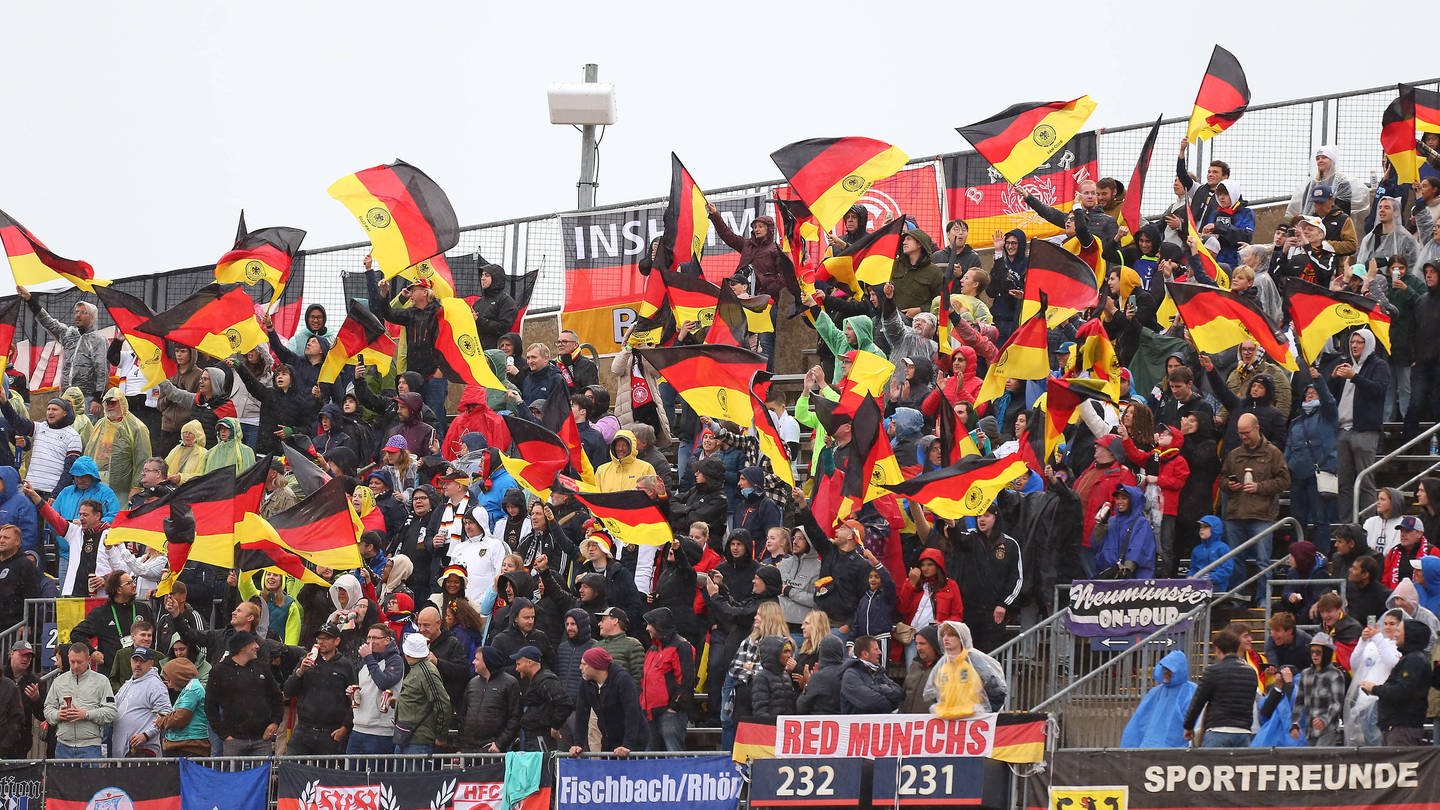 Deutsche Fans im Stadion in Hartford/Connecticut