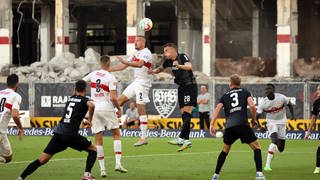 Waldemar Anton und Matthias Ginter im Luftzweikampf.