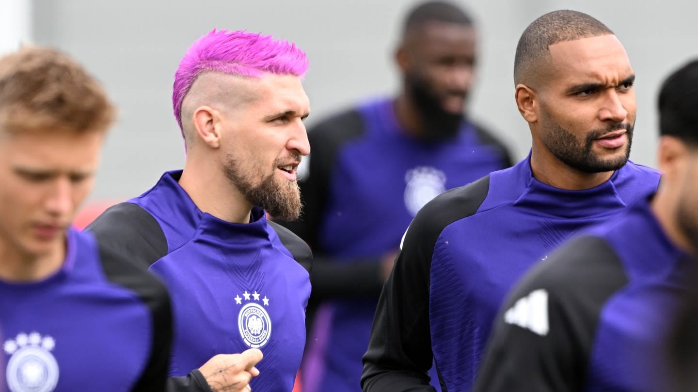 Robert Andrich mit pink gefärbten Haaren im Training auf das Viertelfinale der EURO 2024 zwischen Deutschland und Spanien.