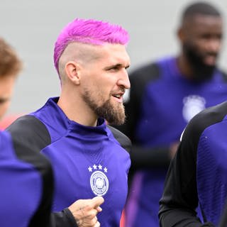 Robert Andrich mit pink gefärbten Haaren im Training auf das Viertelfinale der EURO 2024 zwischen Deutschland und Spanien.