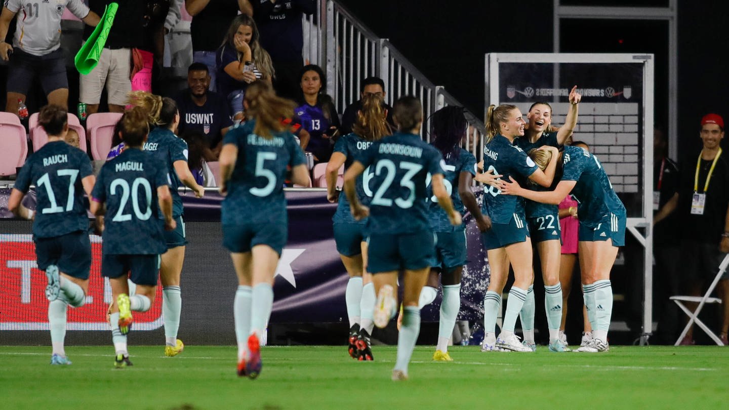 Die deutsche Frauen-Nationalmannschaft feiert den 2:1-Erfolg gegen die USA.