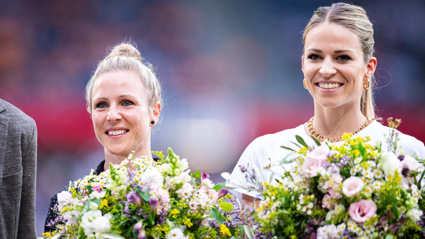 Vor dem Länderspiel der deutschen Nationalmannschaft gegen Österreich hat der DFB die ehemaligen Nationalspielerinnen Svenja Huth und Melanie Leupolz verabschiedet.