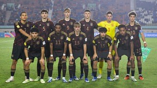 Mannschaftsfoto der U-17 Nationalmannschaft vor dem Spiel gegen Neuseeland (3:1) bei der WM in Indonesien