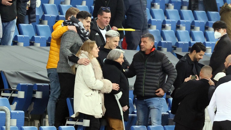 Nico Schlutterbeek met zijn gezin op zijn eerste interland in Sinsheim.  (Foto: IMAGO Images, IMAGO / Sportfoto Rudel)