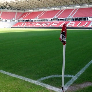 Eine Eckfahne des SC Freiburg im Europa-Park-Stadion 