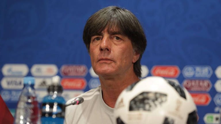 Joachim Löw war in den 80er-Jahren einst als Spieler für den SC Freiburg aktiv, wohnt bis heute noch in der Region und ist regelmäßig im Europapark-Stadion des  SCF zu Gast. Seit seinem Aus als Bundestrainer nach der letzten EM in Frankreich ist er ohne Job. Nimmt er sich seiner alten Liebe an? 