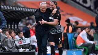 Trainer Christian Streich (SC Freiburg) umarmt Lucas Höler (SC Freiburg)