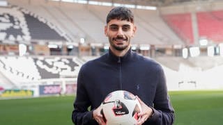 Eren Dinkci als Neuzugang im Stadion des SC Freiburg