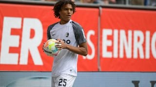 Kiliann Sildillia spielt mit dem SC Freiburg gegen den FC Augsburg