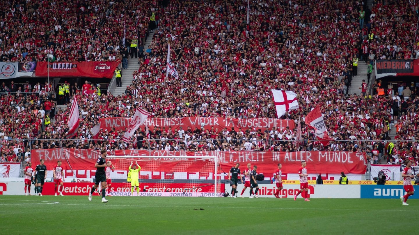Die Freiburger Fans zeigen ein Banner zum Kuss-Skandal um Luis Rubiales und den Verband von Spanien.