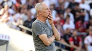 Christian Streich nachdenklich an der Seitenlinie