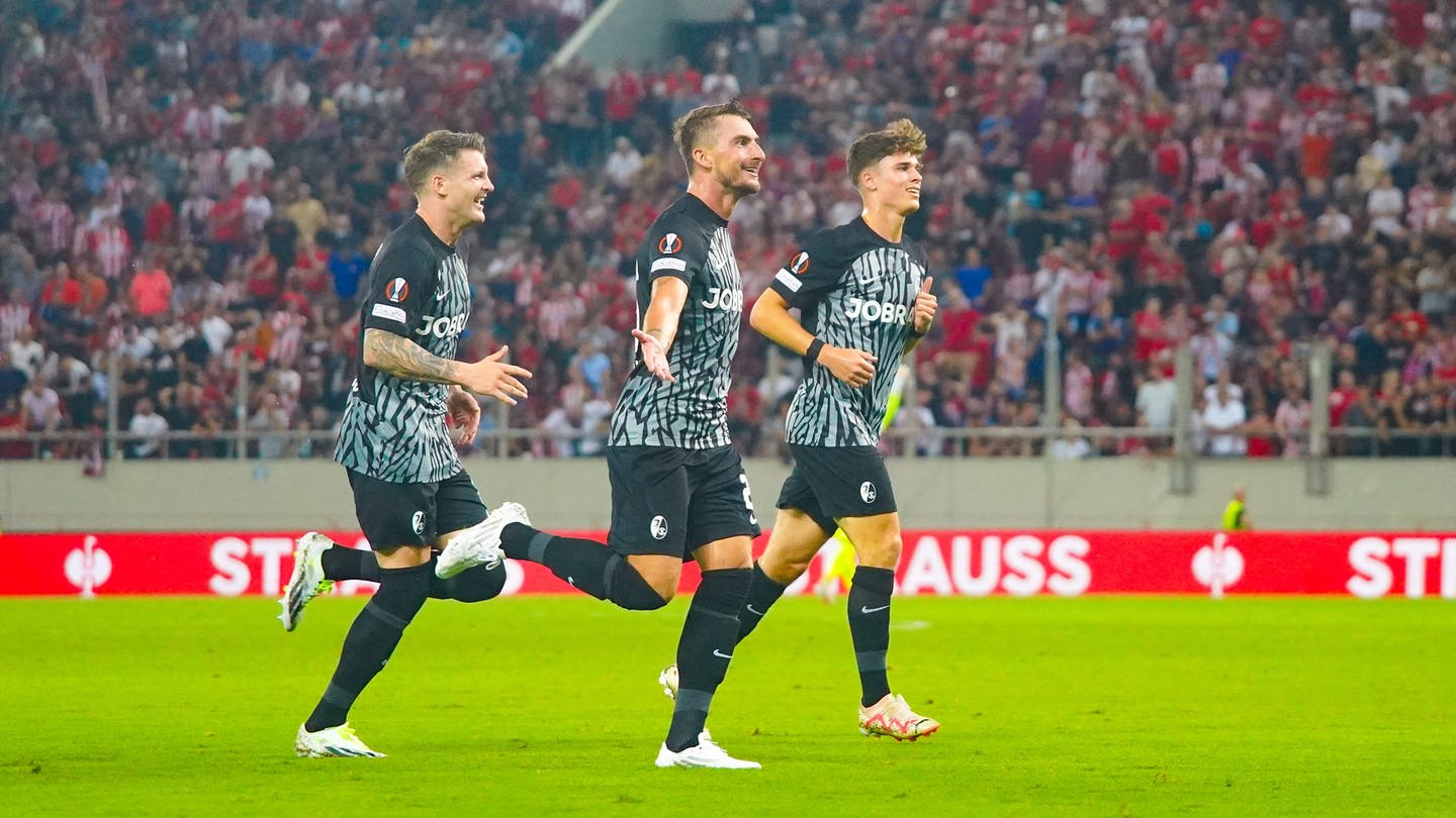 Der SC Freiburg will den Schwung aus dem 3:2-Erfolg gegen Piräus mit ins Spiel gegen Frankfurt nehmen.