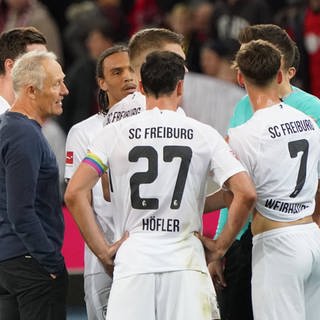 SC Freiburg diskutiert nach der Niederlage bei Bayer Leverkusen mit den Schiedsrichter.