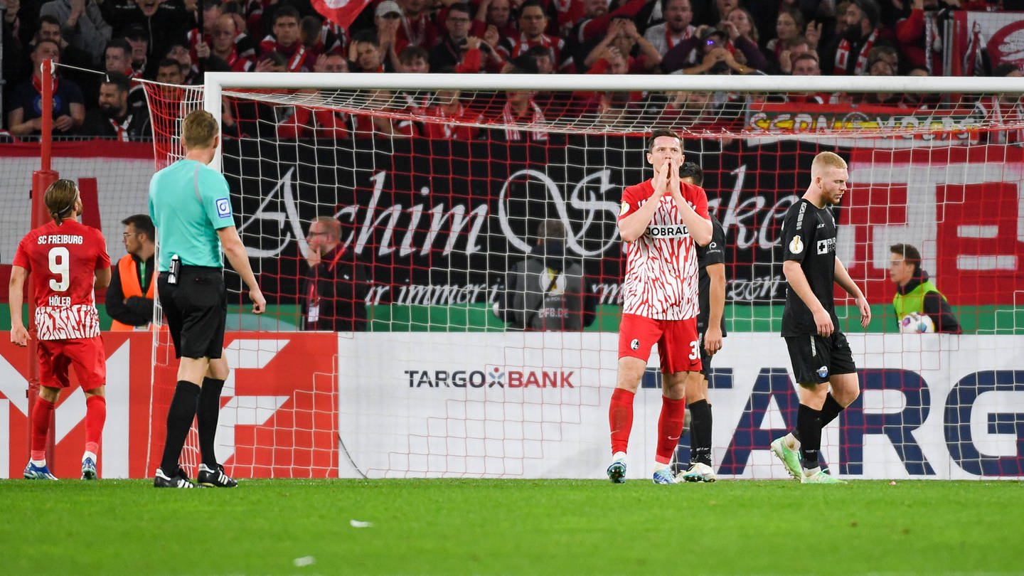 Michael Gregoritsch vom SC Freiburg steht nach der 1:3-Pokal-Niederlage gegen Paderborn enttäuscht auf dem Platz.