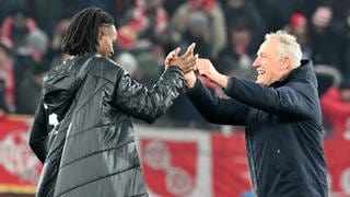 Jordy Makengo und Trainer Christian Streich feiern den Sieg ihres SC Freiburg beim 1. FC Köln.