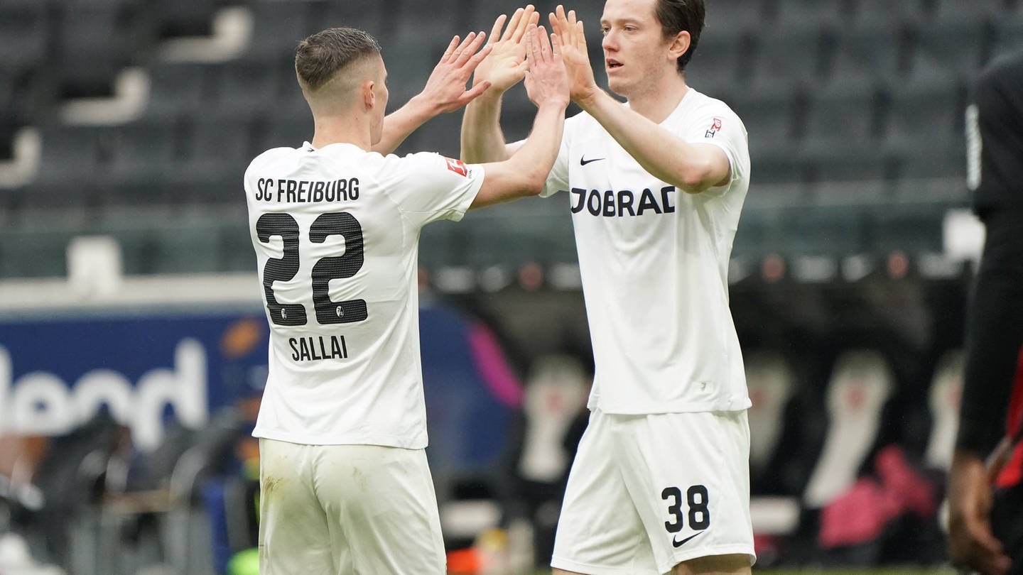 Michael Gregoritsch (r.) und Roland Sallai bejubeln ein Tor für den SC Freiburg