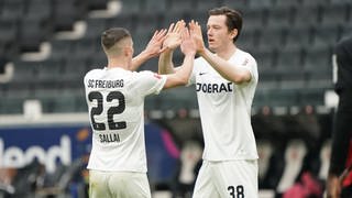 Michael Gregoritsch (r.) und Roland Sallai bejubeln ein Tor für den SC Freiburg