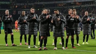 Enttäuschte Freiburger Spieler nach der Niederlage bei  Werder Bremen