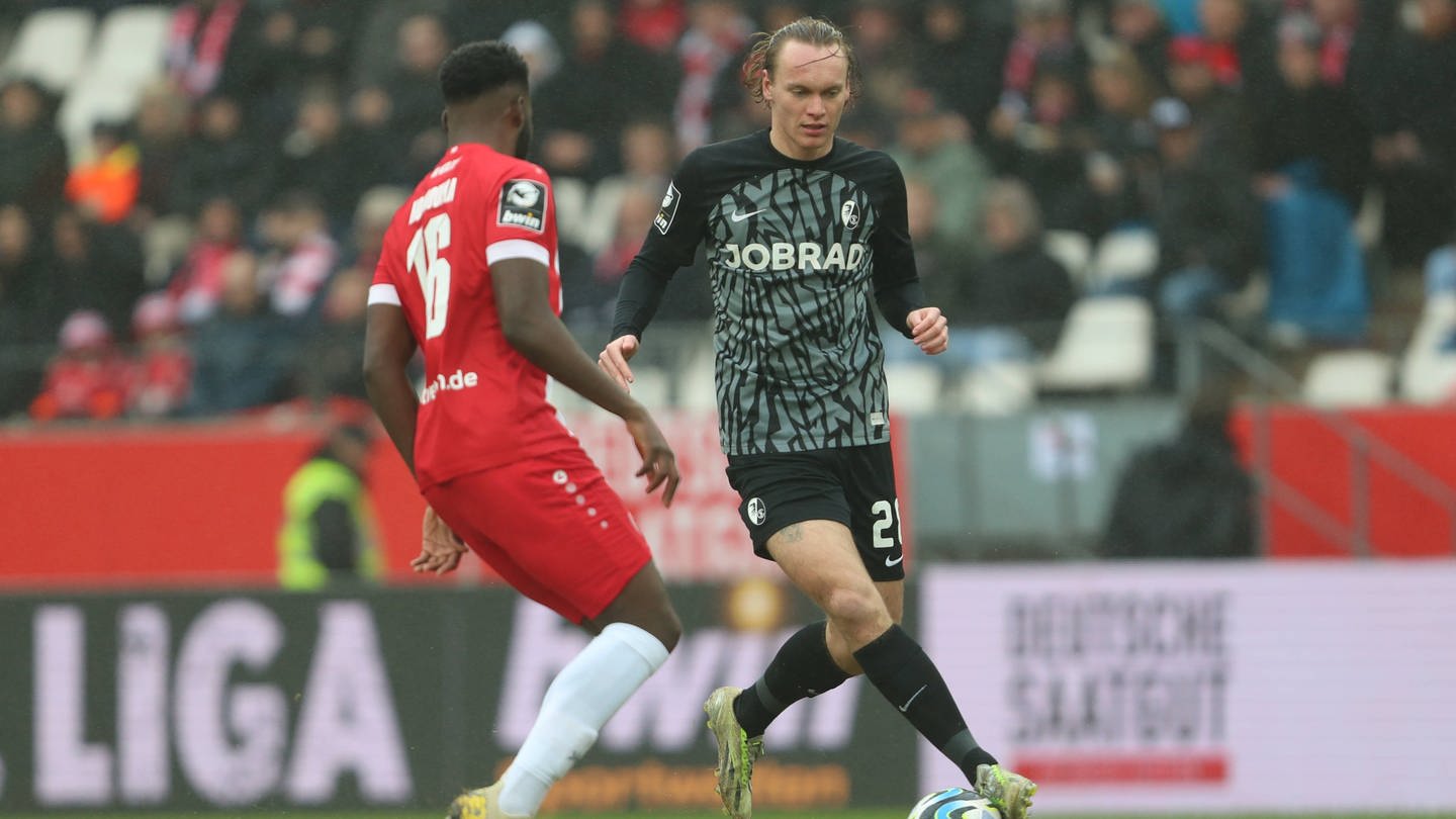 SC-Freiburg-Angreifer Ryan Johansson konnte sich gegen Mustafa Kourouma von Rot-Weiss Essen nicht entscheidend durchsetzen.