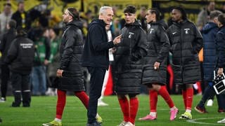 Trainer Christian Streich (SC Freiburg) nach dem Spiel mit Noah Weißhaupt (SC Freiburg).