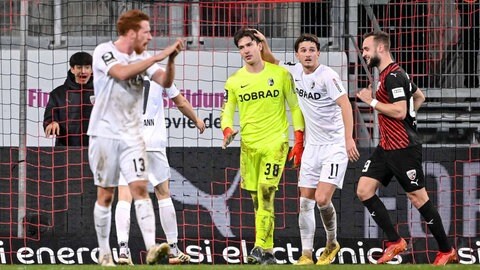 Die Freiburger Serge Müller und Julian Stark muntern Torwart Lukas Schneller auf, nachdem der den Foul-Elfmeter von Jannik Mause nicht parieren konnte.